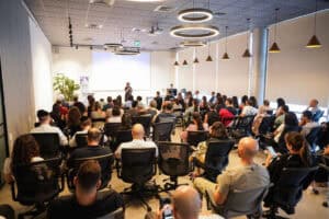 קהל בהרצאה באולם הכנסים של Workport פארק הייטק צפון